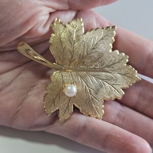 Sarah Coventry Embossed Brushed Gold Tone Maple Leaf Faux Pearl Brooch Vintage